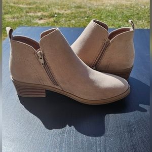 Size 7 tan ankle boots